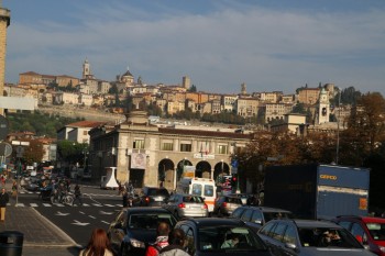 Bergamo, in fata Orasul vechi sus pe deal