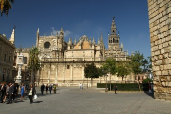 Piata del Triunfo - in fata catedrala, in stanga Arhivele Indiilor - 9 km de rafturi de documente despre posesiunile spaniole 