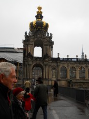 la zidurile  palatului Zwinger