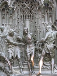 detaliu usa de la intrarea principala - bronz