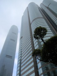 2 IFC sau International Finance Centre (plan indepartat), unul din simbolurile orasului