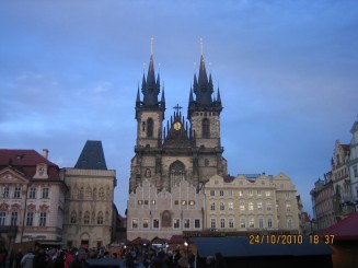 Catedrala Tyn din P-ta Primariei la asfintit.