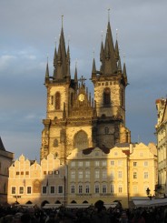 Catedrala Tyn din P-ta Primariei la asfintit.