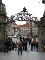 Intrarea in curtea Palatului Prezidential.