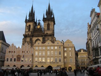 Catedrala Tyn din P-ta Primariei la asfintit.