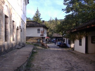 Satul Bozhentsi-strada principala (intrarea)
