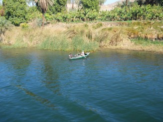 pescar pe Nil,pe mal plantatie de banane egiptene
