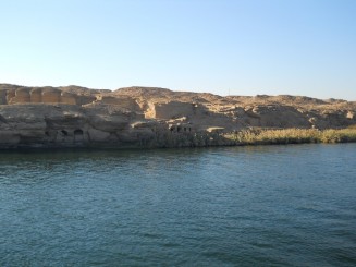 morminte pe malul Nilului