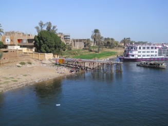 femeile spaland pe malul opus portului-Luxor