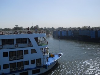 reintorsi in port,se vede vaporul ars,Luxor