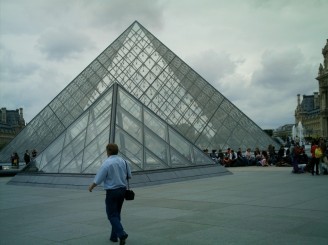 piramidele muzeu louvre