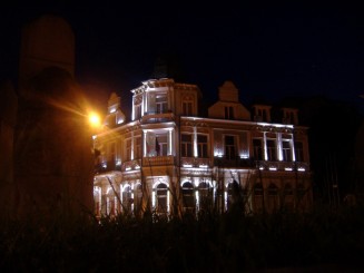 Lovech by night-cladirea unei banci
