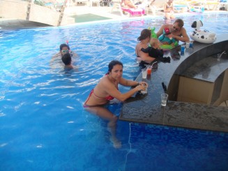 la piscina.....era un bar unde daca doreai ceva te serveau in piscina