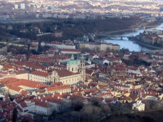 Praga vazuta de pe colina Petrin.