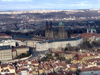 Praga vazuta de pe colina Petrin (in centru Castelul Praga).