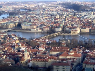 Praga vazuta de pe colina Petrin. In prim plan, Podul Carol