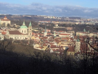 Praga vazuta de pe colina Petrin