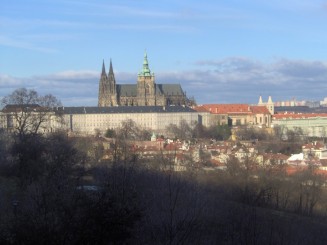 Praga vazuta de pe colina Petrin (datorita acoperisurilor din tigla rosie, Praga este un oras care are o imagine superba vazut de sus). In prim plan Castelul Praga