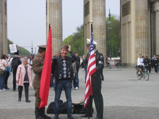 Pt.divertisment ostasul sovietic si american sub Poarta Brandenburg