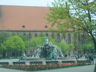 Marienkirche si Fantana Neptun