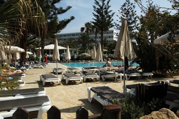 Gradina si piscina hotel Nissi Beach