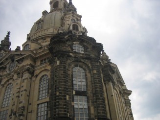 Catedrala Frauenkirche - Partea refacuta din piatra recuperata din biserica distrusa la bombardamentele din razboi al doilea raz.mondial