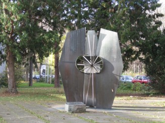 Wurzburg: Monumentul dedicat lui Rontgen, in micul parc din incinta Institutului de Fizica