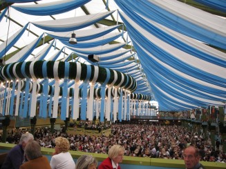 Munchen: Oktoberfest 2010, in cortul unuia dintre producatorii de bere (in centru, fanfara)