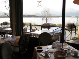 La 4 Km de Fussen, vedere din restaurantul hotelului Alpenblick catre lacul Hopfensee si Muntii Alpi