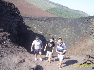 Prin cenuşa vulcanul (Etna)