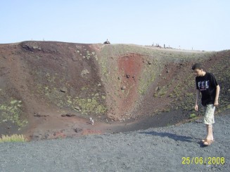 Prin cenuşa vulcanul (Etna)