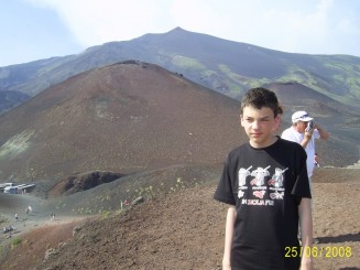 Prin cenuşa vulcanul (Etna)