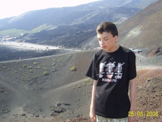 Prin cenuşa vulcanul (Etna)