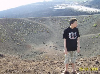 Prin cenuşa vulcanul (Etna)