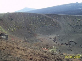 Prin cenuşa vulcanul (Etna)