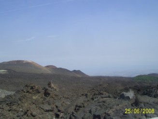 Prin cenuşa vulcanul (Etna)