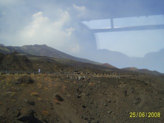 Prin cenuşa vulcanul (Etna)