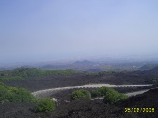 Prin cenuşa vulcanul (Etna)