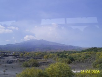 Prin cenuşa vulcanul (Etna)