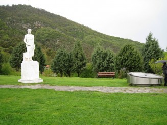 Statuia lui Aristotel in centru parcului tematic de la Stagira