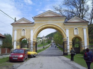 Intrarea la Manastirea Horezu. O maicuta mi-a spus ca familia Basescu vine frecvent aici, stand cateva zile.