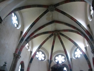 Tavanul bisericii - nervuri de piatra