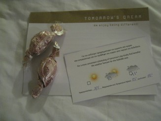 Grecia, Halkidiki: Ouranopolis (Hotel Eagles Palace, in camera, turistii primeau informatii despre vremea de a doua zi precum si propuneri de petrecere a timpului)