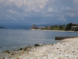 Grecia, Halkidiki: Ouranopolis (in plan indepartat, Turnul bizantin)