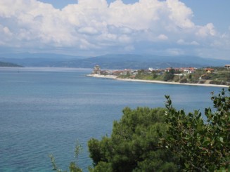 Grecia, Halkidiki: Ouranopolis (in plan indepartat, Turnul bizantin)