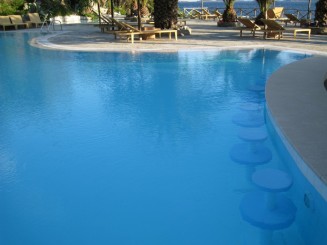 Grecia, Halkidiki: Ouranopolis (Hotel Eagles Palace, piscina avea scaune pentru bar)