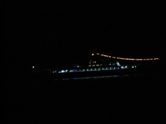 Cu feribotul inapoi de pe insula Thassos (silueta unui alt feribot, in plina noapte)