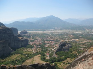 Grecia: orasul Kalambka vazut de sus de la Meteora