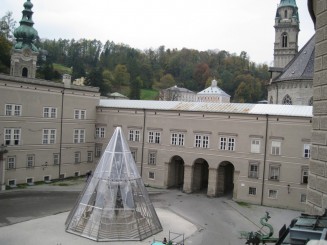 Austria, Salzburg: Fantana Residenzbrunnen pregatita pentru iarna