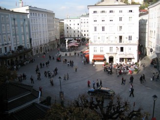 Salzburg, vedere de la una din ferestrele Palatului Residenz